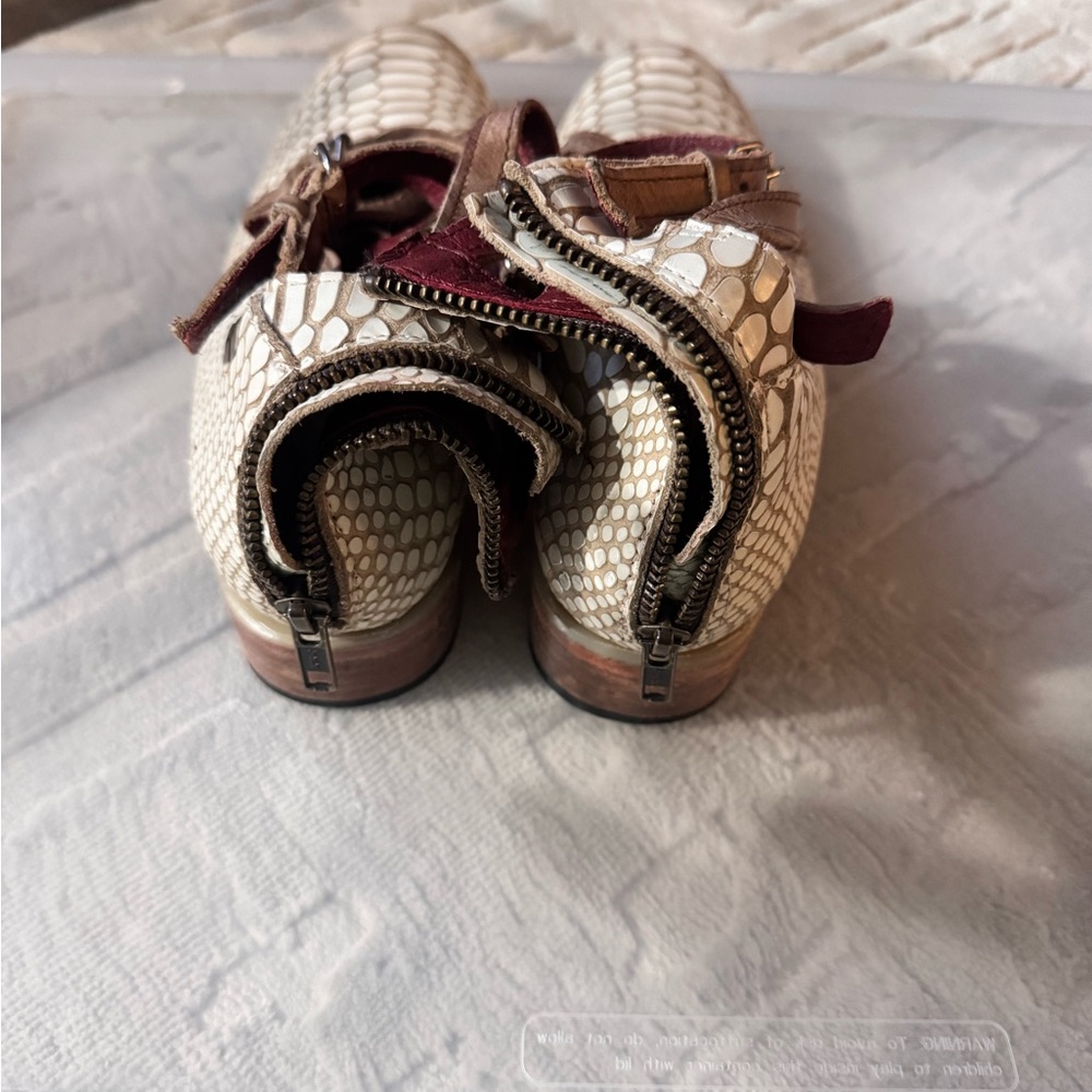Freebird Marcell Women's Brown and Cream Shoes - Picture 6 of 8